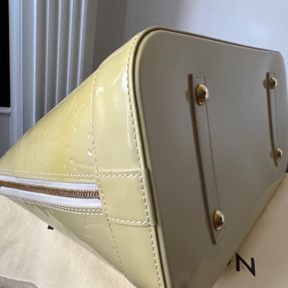 Louis Vuitton Alma - Picture 12 of 17